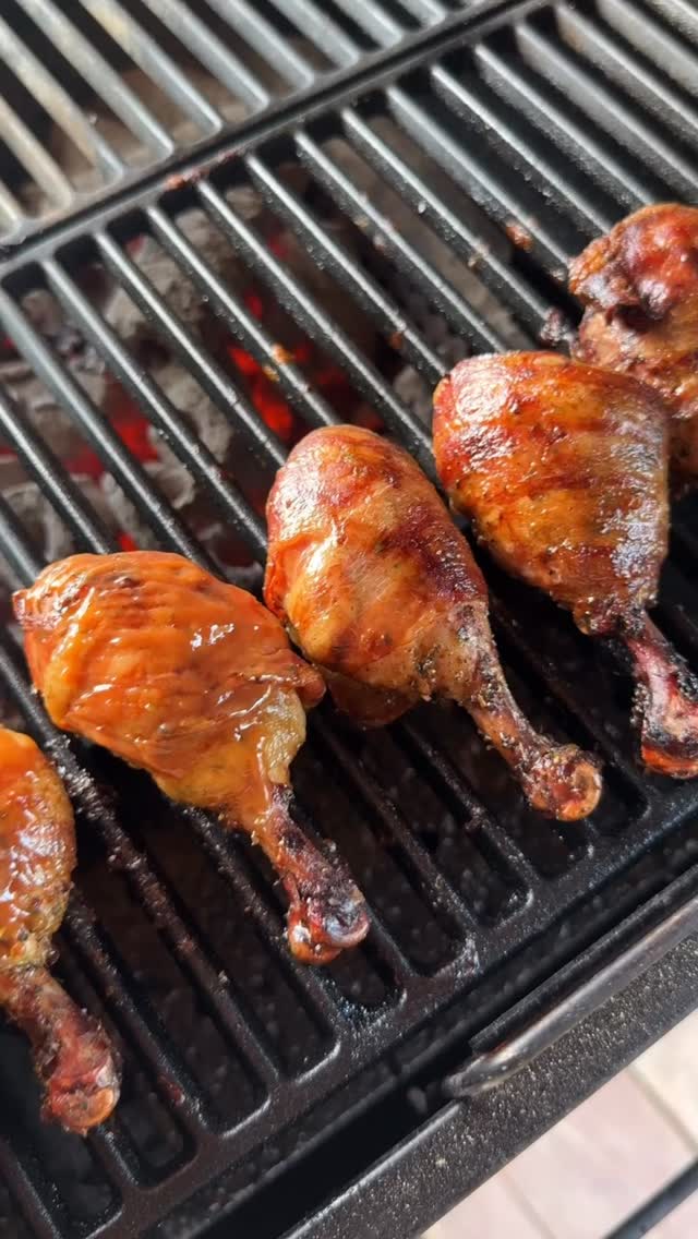 👉Trebuie să încercați aceste pulpe de pui marinate, învelite în bacon și afumate la grătar. Se fac foarte ușor și sunt spectaculos de gustoase!👉Gătesc 30 de zile afară-ziua 6Ingrediente
1 kg pulpe de pui fără piele
12-14 felii subțiri de bacon
rub uscat sau condimente pt pui
o mână peleți de afumare (aroma preferată)
1 lingură sos BBQ✅Mod de preparare:1️⃣Am îndepărtat pielea de pe pulpele de pui. Pentru marinare am folosit rub uscat.  E o marinare uscată, așa că nu este nevoie de altceva. Am învelit apoi pulpele în fâșii subțiri de bacon, le-am acoperit cu folie și le-am dat la frigider pentru minim 2 ore. (ideal 12 de ore)2️⃣Le-am așezat pe grătar într-o zonă fără flăcări sau jar încins (grilling indirect), și am adăugat peleți de afumare. Puteți folosi orice aromă vă place!3️⃣Am lăsat pupele de pui pe grătar, sub capac. timp de aproximativ 40 de minute, timp în care le-am întors pe toate părțile. La final le-am uns cu puțin sos BBQ.Poftă bună!