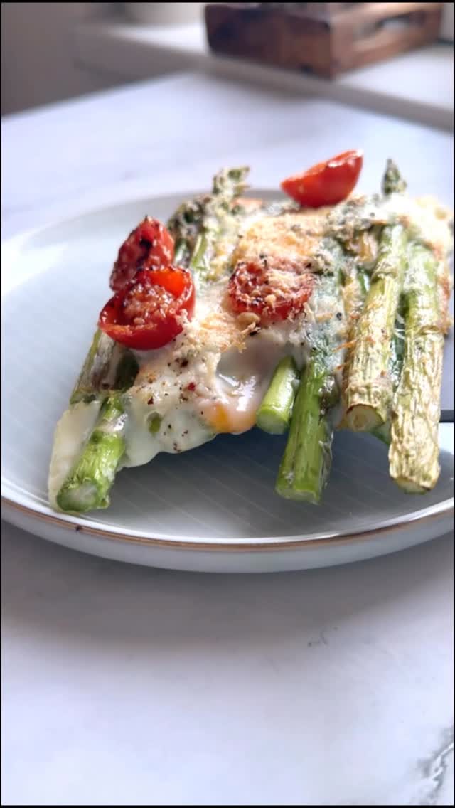 👉Dacă nu știi ce să faci cu sparanghelul, dar vrei un mic dejun rapid și sănătos plin de proteine și fibre, încearcă rețeta asta.👉101 rețete cu ouă - Episodul 9
Urmărește-mă ca să nu pierzi nicio reteta !👉Ingrediente:
2 ouă mari
10 fire sparanghel (subțiri)
1 lingură parmezan ras
1 linguriță ulei de măsline
7 -8 roșii cherry1️⃣Speli sparanghelul și rupi partea lemnoasă, apoi îl pui într-un vas termorezistent,
2️⃣Îl stropești cu puțin ulei de măsline, adaugi ouă, roșii cherry, sare și piper, mult parmezan, iar după 7-8 minute la airfryer sau cuptor ai un mic dejun absolut genial! 🔥Calorii: ~255 kcal
Proteine: ~16.5 g
Grăsimi: ~17.5 g
Carbohidrați: ~7 g
Fibre: ~2.5 g#retetesimple #retetesanatoase #retete #101 #bucatarmaniac