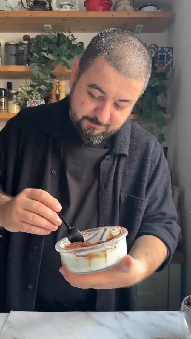 🌱Am încercat rețeta virală de cheesecake japonez, dar l-am făcut Tiramisu și cred că putem să spune că Episodul 22 din #100Tiramisu . Parcă la 22 am ajuns.Am amestecat iaurt grecesc cu cremă de brânză, am îngropat în el niște biscuiți lotus și am turnat deasupra un shot de espresso.Crem de brânză poate fi de care vreți voi. Sau puteti sa puneți doar iaurt. Mie mi s-a părut ca nu poate fi cheesecake fără brânză, deși multi preferǎ varianta farǎ.Am pus capacul și l-am pus în frigider. Până m-am întors, Kimchi a găsit iaurtul rămas nesupravegheat. Zice că-i bun! Se aprobă!
După câteva ore, hai să vedem, ce a ieșit. Pudrez cu cacao!
Da, merită încercat și e super ușor de făcut! #retetesimple #retetesanatoase #retete #reteterapide