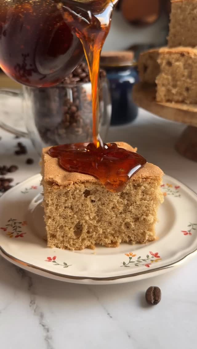 ☕️(ad) Facem prăjitura cu cafea și sirop delicios, dar mai întâi hai să mergem la cumpărături. Abia aștept fiecare început de an, ca să merg la Marele Târg de Cafea și Ceai de la @auchanromania .
Anul acesta e la cea de-a XIV-a ediție și găzduiește peste 300 de sortimente și arome, dar și peste 100 de noutăți. E momentul perfect în care îmi refac stocul de ceai și cafea, pentru că au reduceri serioase!
Găsești de toate: cafea pentru orice gust — boabe, măcinată, capsule sau instant. Cafea de specialitate, decofeinizată sau bio. Plus o grămadă de ceaiuri și infuzii faine, lapte barista de toate felurile și chiar aparate, căni și accesorii ca să-ți faci ritualul perfect acasă!
Nimic nu se compară cu aroma de cafea proaspăt măcinată.
Ingrediente
• 4 ouă mari
• 250 g zahăr
• 250 g făină
• 100 ml espresso
• 100 ml ulei
• 1 linguriță rasă praf de copt
• 1 vârf de cuțit de sare
• 1 linguriță extract de vanilie
Pentru siropul de cafea:
• 300 g zahăr
• 150 ml cafea espresso
Mărimea tăvii: 20×30 cm
Ouăle trebuie să fie la temperatura camerei.
Separăm albușurile de gălbenușuri. Batem albușurile cu vârful de cuțit de sare și adăugăm treptat, în spumă, jumătate din cantitatea de zahăr, până când o încorporăm pe toată.
Separat, batem gălbenușurile cu restul de zahăr, vanilia, praful de copt, espresso și ulei. Adăugăm și o parte din făină (2-3 linguri). Mixăm bine.
Turnăm compoziția cu gălbenușuri peste spumă și amestecăm încet, cu atenție, de jos în sus. Adăugăm treptat restul de făină, câte puțin, amestecând la fel de încet, de jos în sus.
Dăm totul la cuptor, la 180°C, pentru 30 de minute.
Între timp, fierbem cafeaua cu zahărul până devine sirop. Turnăm siropul deasupra în momentul servirii.
Follow pentru mai multe idei delicioase!
#AuchanRomania #TargulDeCafeaSiCeai