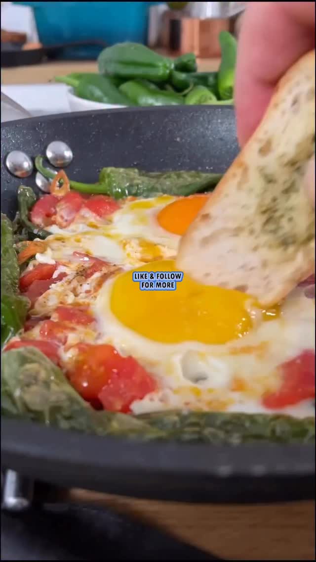 🍳Ai mâncat vreodată ouă grecești?
👉101 rețete cu oua- episodul 2Ingrediente:
2-3 linguri de ulei de măsline
7-8 ardei pentru prăjit
Jumătate de roșie mare (sau o roşie medie întreagă)
1 cățel de usturoi
2 -3 ouă
Sare şi piper după gustMod de preparare:
1.	Încingi uleiul de măsline într-o tigaie şi prăjești ardeii 2-3 minute pe toate părţile. Îi așezi pe marginea tigăii și adaugi în mijloc usturoiul, apoi o roșie decojită și tăiată cuburi, cu puțin piper.
2.	După ce roșia începe să se transforme în sos, faci loc pentru ouă, pe care le lași să se gătească la foc mic.
3.	Apoi adaugi ouăle şi le lași să se gătească la foc mic. E important ca la final gălbenuşul să rămână moale, ca atunci când se sparge, să se amestece cu sosul de roșii delicios!
N-ai mâncat nimic mai bun!
Follow pentru mai multe rețete cu ouă!
#greekmeze #meze #tapas #recipeoftheday #foodreel breakfastideas