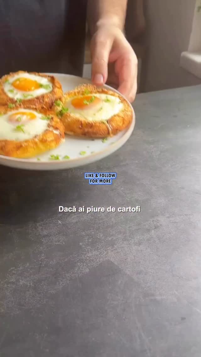 👉Dacă ai piure de cartofi în frigider, oprește-te! Trebuie să vezi asta 😏🍳 101 rețete cu ouă – episodul 7Nu mai arunca piureul rămas! Îl transformăm într-o rețetă simplă, super gustoasă și surprinzător de sățioasă 👇🥔 Ingrediente:
piure de cartofi (rămas)
3-4 linguri parmezan ras
ouă👨‍🍳 Mod de preparare:
Amesteci piureul de cartofi cu parmezanul ras. Îl pui pe hârtie de copt și îl modelezi în formă de cuiburi. Presari puțin parmezan deasupra și le dai la airfryer aproximativ 10 minute la 200 de grade CelsiusScoți cuiburile, adaugi câte un ou în fiecare și le mai gătești încă 7-8 minute, până când oul este făcut exact cum îți place.O masă echilibrată, gustoasă și perfectă pentru mic dejun sau brunch 🔥➡️ Salvează rețeta pentru data viitoare când îți rămâne piure
➡️ Dă follow pentru mai multe rețete simple cu ouă#retetesimple #retetesanatoase #retetecuoua you
