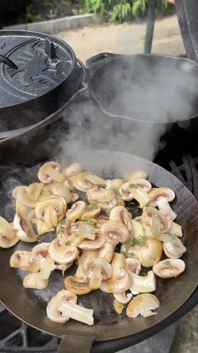 👉Gătesc 30 de zile afară- Ziua 3
➡️Stiai că ciupercile rămase prin frigider se pot arunca într-o tigaie, cu puțin ulei de măsline, sare și cimbru ?✅Am avut aproximativ 150g ciuperci pe care le-am tăiat felii și le-am tras la tigaie în puțin ulei de măsline. Am adăugat doar sare și puțin cimbru proaspăt.Mai adăugăm și o felie de pâine prăjită și frunze de pătrunjel proaspăt și avem cea mai rapidă și delicioasă gustare! Follow pentru mai multe rețete rapide!#rețete #retetesanatoase #retetesimple #reteterapide #bucatarmaniac