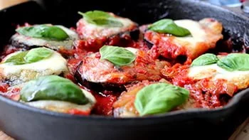 Vinete cu mozzarella în sos de roșii