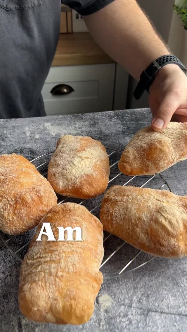 🟢Am încercat pentru voi rețeta de ciabatta fără frământare! Are coaja crocantă și miezul pufos, aerat și delicios!💨Dacă nu aveți cuptor cu aburi, puteți pune un vas (metalic) sau o tavă mică în partea de jos a cuptorului atunci când îl preîncălziți, iar după ce introduceți ciabatta în cuptor, trebuie doar să turnați apă în vasul încins.
🔥Este valabil pentru orice pâine, dacă vreți să iasă coaja subțire, corcantă și rumenă.🥖Ingrediente:
425 g făină albăcu minim 9-10 g proteine
325 ml apă
50 ml ulei de măsline
7 g drojdie uscată
12 g sare
- extra făină pentru pudrat masa de lucru și aluatul1️⃣Am amestecat faina cu drojdia instant. Am pus apoi într-un bol apa călduță, ulei de măsline , făina și sarea.2️⃣Am amestecat bine aluatul și l-am lăsat 30 de minute să se odihnească, acoperit.3️⃣ Apoi am făcut 3 seturi de stretch & fold ( cu mâinile înmuiate în apă) la distață de 30 de minute între ele.4️⃣ După ultimul set, am pus aluatul la dospit în frigider, peste noapte. Se poate lăsa între 12-48 de ore în frigider, dar cred că perfect ar fi fost să îl las minim 24 de ore.5️⃣ A doua zi am scos aluatul din frigider și l-am lăsat jumătate de oră să ajungă la o temperatură rezonabilă, l-am rasturnat pe blatul pudrat bine cu făină, l-am pudrat bine și pe el apoi l-am aranjat cu grijă să obțin o formă dreptunghiulară. L-am împărțit în 6 batoane, pe care le-am pus într-o tava pe hartie de copt.Le-am lăsat să mai dospească în tavă, vreo 20 de minute, înainte să le pun la cuptor.6️⃣ Le-am copt la cuptorul preîncălzit la 220° C cu aburi și ventilație, până au început să se rumenească (aprox 5 minute), apoi am scăzut temperatura la 180°C pentru înca 20 de minute, sau până au devenit aurii.Poftă bună !#faraframantare #nokneedbread #noknead #ciabatta #ciabattabread #easyrecipe #reteteusoare #retetesimple #reteteculinare #retete #paine