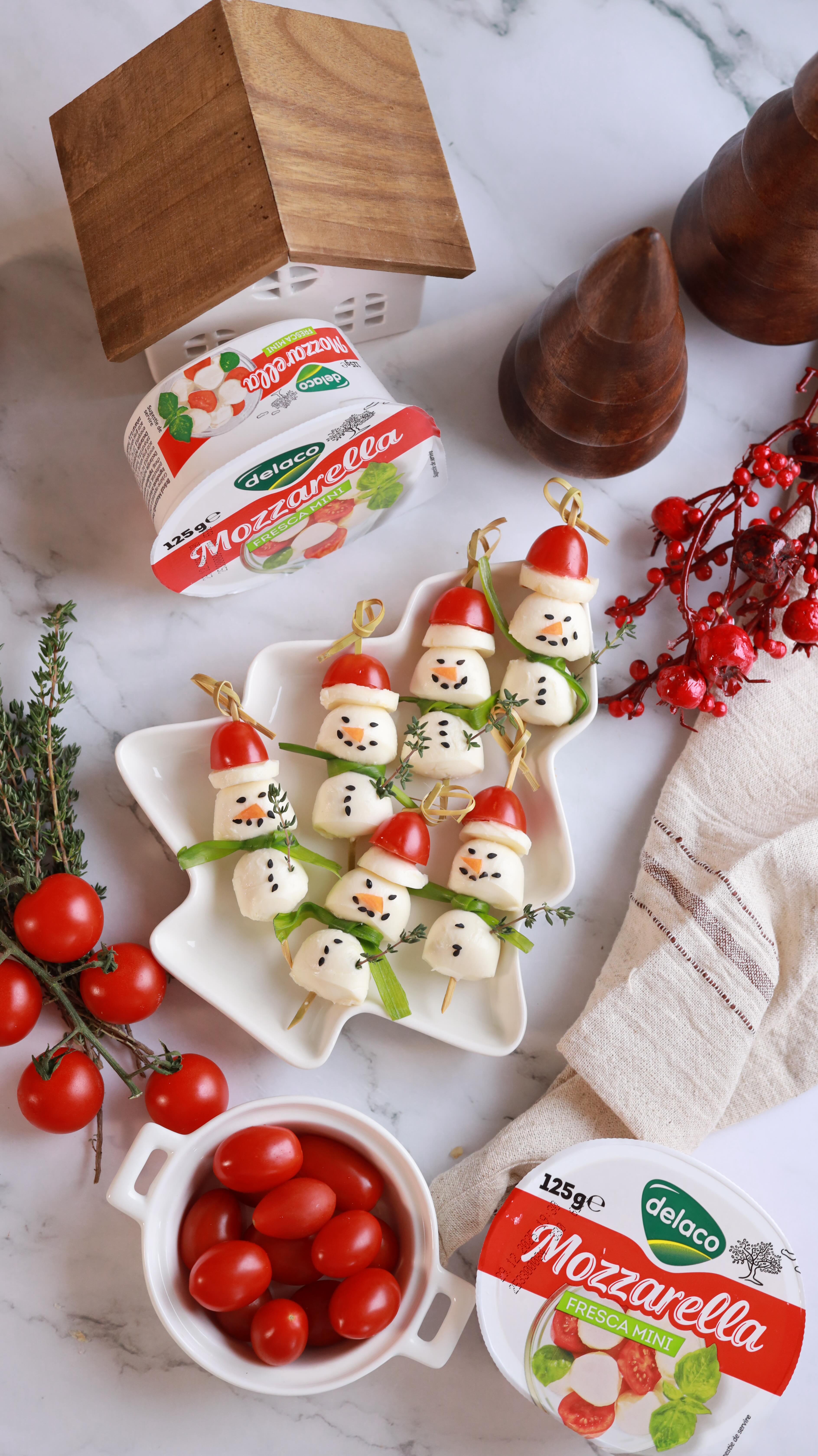 ⭐️Știai că, dacă ai o cutie de mini mozzarella, roșii cherry și câteva scobitori, poți face cei mai simpatici oameni de zăpadă comestibili? Sunt perfecți pentru masa festivă și se fac în câteva minute!
Ingrediente
•	Mini mozzarella Fresca @delaco_romania
•	Roșii cherry
•	Morcov
•	Ceapă verde
•	Semințe de susan negru
•	ScobitoriMod de preparare
1.	Formezi corpul omului de zăpadă din 2 mini mozzarele , o felie de mozzarella si jumătate de roșie cherry.
2.	Taie morcovul triunghiuri  foarte subțiri și folosește-le pentru nas.
3.	Din cozile de ceapă verde faci fulare mici .
4.	Din semințele de susan negru formezi ochii, gura și nasturii. Se lipesc ușor și nu cad.
5.	Repeți pașii până termini ingredientele și îi aranjezi pe un platou festiv.
O gustare simplă, distractivă și perfectă pentru gătit împreună cu cei mici.
Follow pentru mai multe idei delicioase! #retetesimple #retete #reteterapide #bucatarmaniac #retetesanatoase