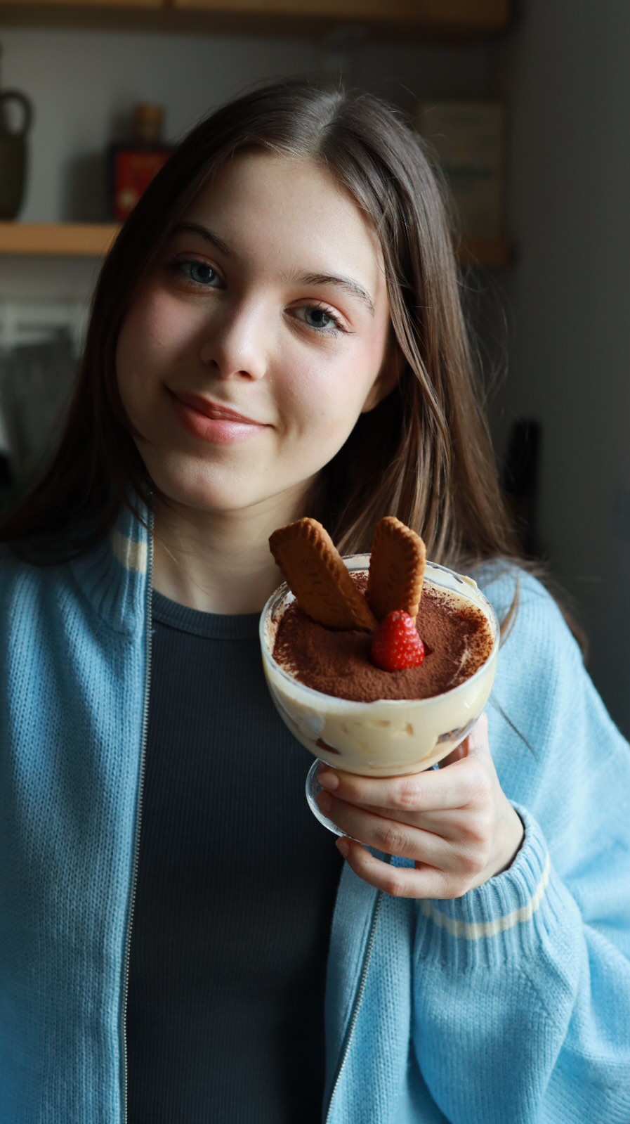 ⭐️Postez în fiecare zi câte o rețetă de tiramisu până la Crăciun!!
Cel mai simplu și bun tiramisu la pahar cu biscuiți lotus.✨ A fost tasty că l-am mâncat pe tot chiar după ce l-am pregătit and I don’t regret anything.🤣 ☕️🔹Ingrediente:
1 gălbenuș de ou
50 ml cafea espresso neîndulcită
3 pișcoturi
125 g mascarpone
20 g zahăr
un sfert de plic de zahăr vanilat
3-6 biscuiți lotus
Pudră de cacao și o căpșună pentru decor (opțional)
.
🔹Mod de preparare:Pregătim 50 de ml de cafea tare, fără zahăr și o lăsăm la răcit. În funcție de cât de multă cafea absorb pișcoturile este posibil să aveți nevoie de o cantitate ceva mai mare.
Mixăm gălbenușul de ou cu zahărul la viteză medie, până când acesta din urmă se topește și compoziția se deschide la culoare.
Adăugăm în cremă toată cantitatea de mascarpone și mixăm la viteza cea mai mică, doar atât cât să se omogenizeze compoziția. Și gata crema pentru Tiramisu!
Înmuiem pișcoturile în cafea, doar o secundă sau două, pentru că sunt foarte fragile și se vor rupe dacă absorb prea multă cafea, apoi le așezăm într-un strat într-un pahar.
Așezăm deasupra din crema de mascarpone, apoi un strat de biscuiți lotus și încă unul de cremă.
Adăugăm încă un strat subțire de cacao și o căpșună pentru decor.
Se lasă cel puțin 2 ore la frigider și se servește rece!
.
#tiramisu #tiramisù #tiramisucake #tiramisulover #100tiramisu