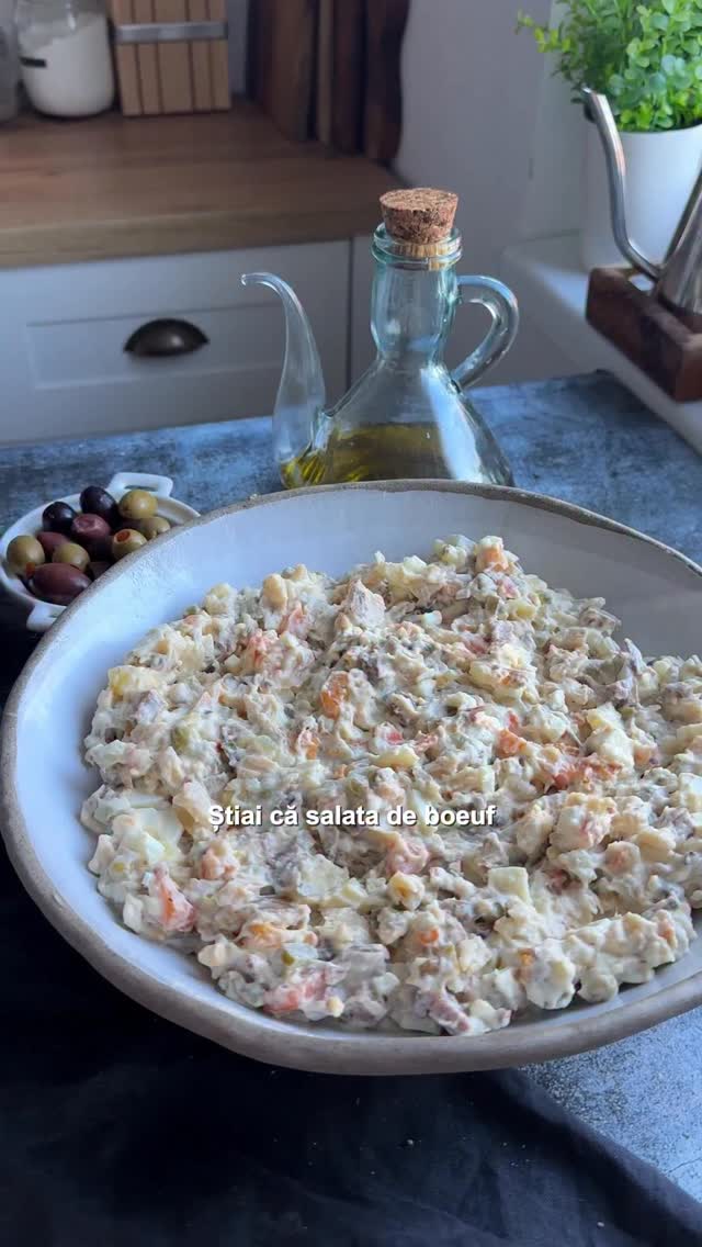 🟢Știai ca salata de boeuf iese mai bună dacă o faci fix cum îți pace ție? Hai să normalizăm să gătim fix cum ne place, indiferent de “ce zice lumea”.Eu am făcut o supă de vită din care am scos carnea și legumele, le-am lăsat la răcit.➡️Ingrediente (aprox):
300 g carne de vită fiartă
3 morcovi fierți
2 buc. păstârnac fiert
½ țelină rădăcină fiartă
1 cartof mare fiert separat ( sau 2-3 mai mici)
3 ouă fierte
3 castraveți murați (mici)
3-4 linguri maioneză
Sare, piper
4-5 linguri mazăre fiartă din conservă (opțional)1️⃣Apoi am tăiat cubulețe morcovii, păstârnacul și țelina. Am mai adăugat castravete murat, un cartof fiert, ouă fierte și carnea de vită din supă.
2️⃣Cartoful l-am fiert separat, nu în supă, așa cum am mai văzut că se practică. E păcat să stricăm o supă perfectă de vită care se poate mânca separat.
3️⃣Și, da, stiu că e incredibil, dar am pus si mazăre fiarta , din conservă că nu am avut chef să fierb.
Am pus sare și piper după gust și vreo 3 linguri de maioneză. Am amestecat!➡️Vouă cum vă place salata de boeuf? Feel free să spuneți că vă place cu carne de pui! No judgment here!
Poftă bună!