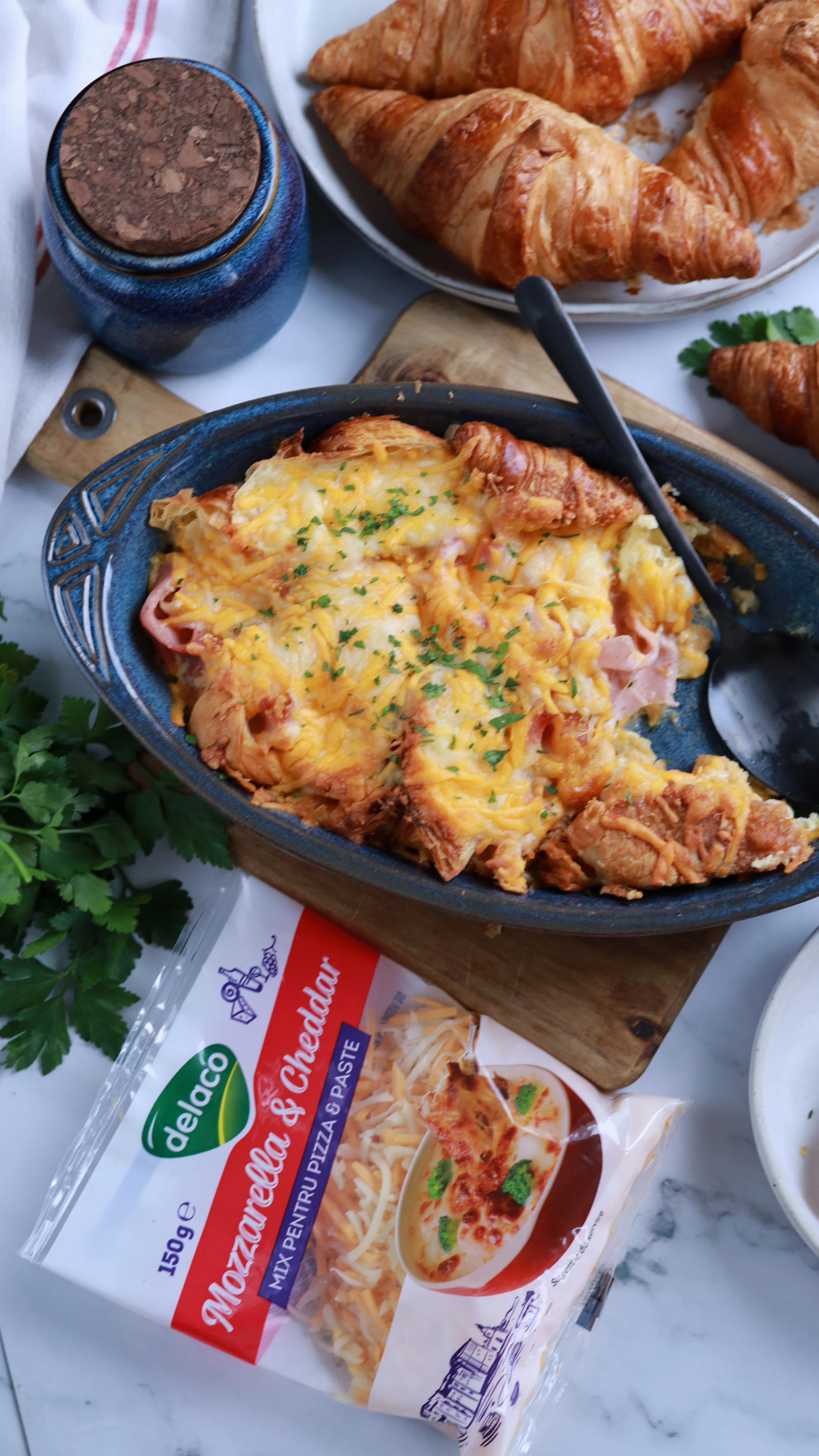 🥐 Dacă ai câteva croasante în plus, poate rămase de ieri, puțin mai uscate, le poți transforma într-un mic dejun excepțional!Ingrediente:
• 3–4 croasante (pot fi și uscate)
• 3–4 felii de șuncă de Praga
• 1 pachet Mix Mozzarella & Cheddar Delaco
• 2 ouă
• 100 ml lapte
• 2 linguri iaurt grecesc (sau smântână)
• Sare, piper👩🍳 Mod de preparare:Tai croasantele bucăți și le așezi într-o tavă. Presari deasupra mozzarella și cheddar, iar între ele pui câteva felii subțiri de șuncă de Praga.Într-un bol, bați ouăle și le amesteci cu laptele, iaurtul grecesc, sare și piper. Torni compoziția peste croasante, având grijă să se pătrundă bine.Presari deasupra restul de mozzarella și cheddar Delaco, pentru un efect frumos și o topire perfectă.Dai tava la cuptor, la 180°C, timp de aproximativ 20 de minute, până când se rumenește ușor la suprafață.✨ Obții un mic dejun sățios, pufos la interior și super gustos. Follow pentru mai multe idei delicioase!