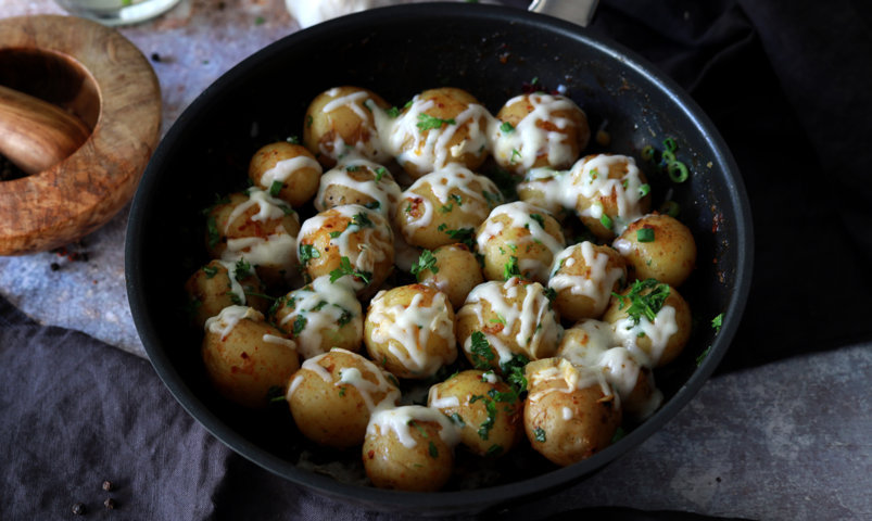 cartofi noi cu mozzarella la tigaie