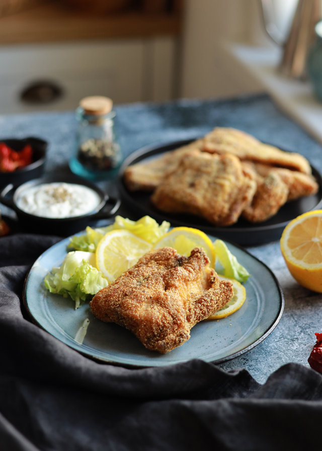 pește prăjit în crustă crocantă de mălai