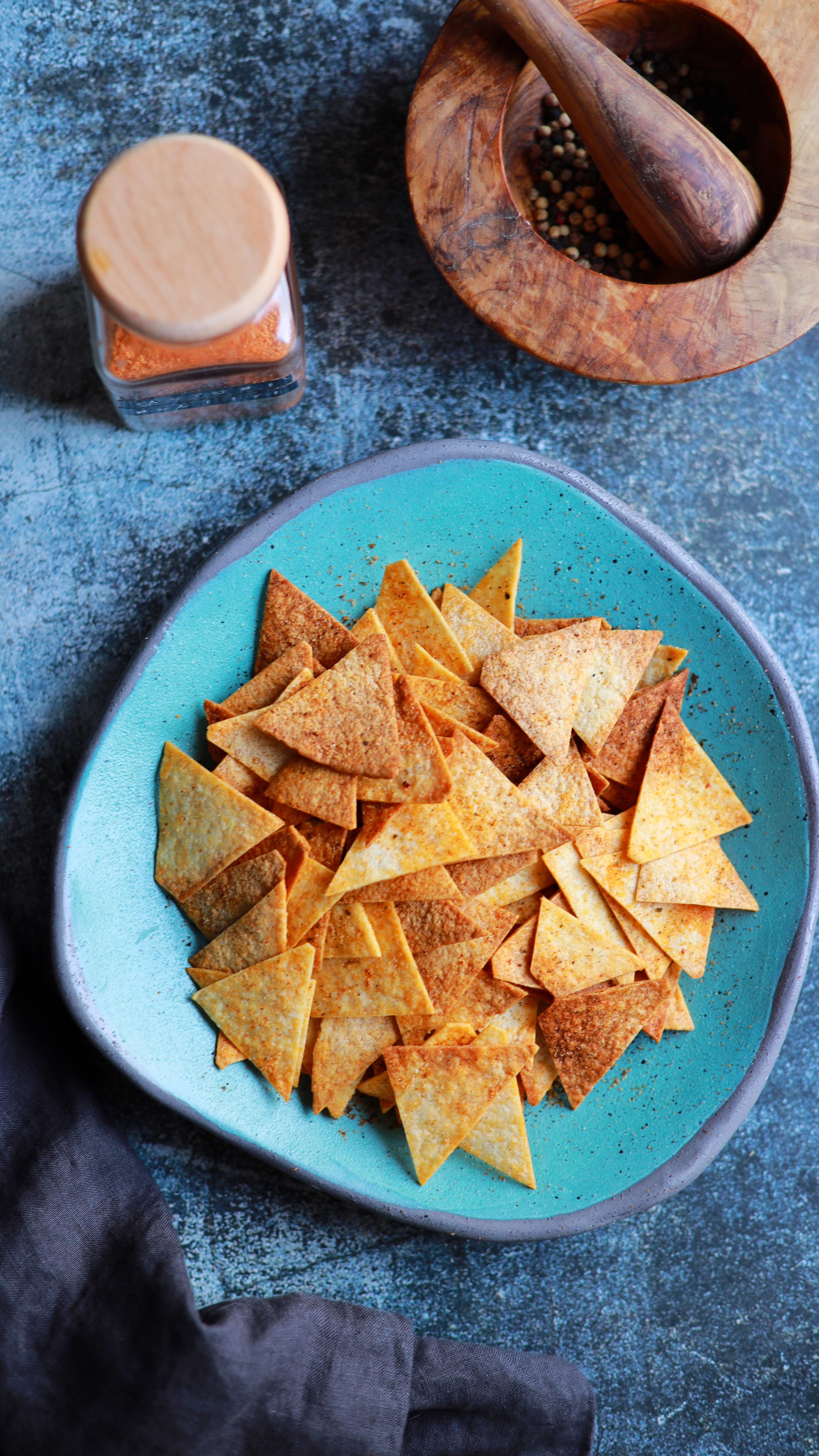 🟢O idee de snack rapid, gata în 10 minute la Airfryer! Am făcut tortilla chips super gustoși și crocanți!✅Am suprapus trei lipii de porumb (tortilla wraps- am găsit la Kaufland si au costat aproxiamtiv 5 lei) și le-am tăiat fâșii, apoi triunghiuri.
Le-am stropit cu ulei de măsline, am adăugat sare și condimentele preferate (am pus condient pentru cartofi prăjiti de la Cosmin).
Apoi le-am prăjit la airfryer la 160°C pentru aproximativ 8-10 minute, dar asta depinde de airfryerul fiecăruia. S-ar putea să fie gata mai repede, sau să dureze ceva mai mult. E bine să verificați de vreo 2 ori în timp ce se prăjesc să îi mișcați puțin, ca să nu se ardă.
Follow pentru mai multe idei de snackuri rapide!#retetesimple #retetesanatoase #retete #reteterapide #bucatarmaniac #reteteculinare #easyrecipes #easysnack #ideas #reteteusoare