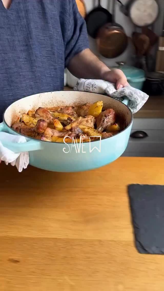 🌞 Nu ai nevoie de vacanță în Grecia, ci de o oală de fontă ca a mea!
🍋 Puiul lemonato cu cartofi (Kotopoulo Lemonato me Patatas, în limba greacă) e una dintre cele mai simple și aromate fripturi grecești pe care le poți face la tine acasă!
🍗 Fraged, delicios, cu sos de lămâie și cartofi care se topesc în gură. 🤤
🍽️ Totul se face într-un singur vas și iese perfect de fiecare dată!🥕 Ingrediente:
✅ 1,2 kg pulpe de pui
✅ 1 kg cartofi
✅ Sucul de la 2 lămâi
✅ 150 ml ulei de măsline
✅ 150 ml apă
✅ Coaja rasă de la 2 lămâi
✅ 4-5 căței de usturoi
✅ 1 lingură muștar
✅ 2 lingurițe sare
✅ 1 linguriță piper negru măcinat
✅ 1 lingură oregano uscat👩🍳 Mod de preparare:
1️⃣ Prima dată am mixat uleiul de măsline cu zeama de lămâie, usturoi zdrobit, coajă de lămâie, sare, muștar, piper, oregano și puțină apă.
2️⃣ În jumătate din această compoziție am marinat carnea de pui, pentru jumătate de oră, timp în care am curățat și tăiat cartofii. I-am așezat în vasul de fontă și am turnat deasupra restul marinadei.
3️⃣ Deasupra am adăugat pulpele de pui și am pus capacul. Am dat totul la cuptor la 170°C pentru o oră, apoi am îndepărtat capacul și am lăsat friptura la cuptor încă 30 de minute să se rumenească frumos!🇬🇷 Și gata! Gust de vacanță în Grecia... fără bilet de avion și fără bagaje!
📌 Follow pentru mai multe idei delicioase!
💾 Salvează rețeta pentru weekend și 📲 dă tag dacă o încerci!