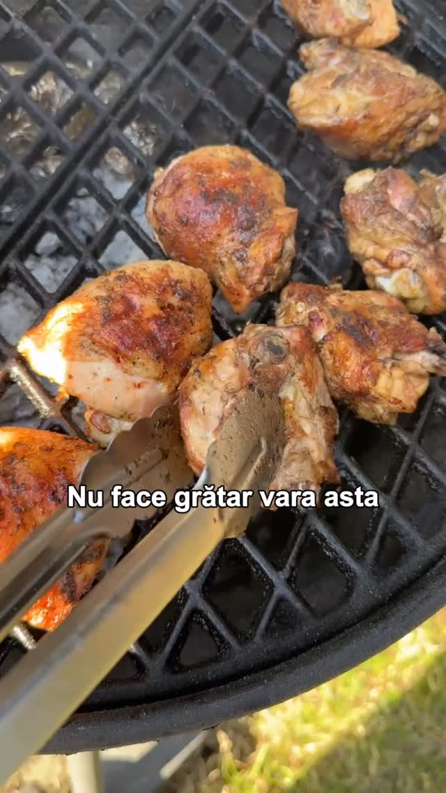🔥Nu face grătar vara asta până nu vezi cum am făcut rețeta asta de pulpe aromate, care merg perfect cu un sos verde super fresh.🔥Gătesc 30 zile afară -ziua 17Ingrediente:
1 kg pulpe de pui superioare, cu piele
1 lingură ulei de măsline
1 plic condiment pentru Grătar @cosmin_condimente
Pentru sos:
100 ml ulei de măsline extravirgin
4 căței de usturoi
2–3 crenguțe mentă verde (opțional)
2–3 crenguțe cimbru verde (opțional)
1 legătură pătrunjel proaspăt
Zeama de la 1–2 lime (după gust)
Sare după gust
Uite cum le-am făcut:
1.	Am stropit pulpele cu ulei de măsline, apoi am presărat deasupra condiment pentru grătar de la Cosmin. E un pas important, pentru că amestecul de condimente se potrivește perfect cu gustul sosului. În plus, conține doar ingrediente naturale: sare și condimente.
2.	Am pus pulpele pe jar încins, fără flăcări, și le-am întors de câteva ori până s-au pătruns bine și s-au rumenit frumos.
3.	Între timp, am mixat uleiul de măsline cu usturoiul, sarea, cimbrul, menta, pătrunjelul și zeama de lime, până am obținut un sos verde aromat și fresh.
4.	Am servit pulpele calde, cu sosul verde deasupra. Se potrivesc perfect și sunt genul de rețetă pe care o repeți toată vara.
Follow pentru mai multe rețete de grătar.