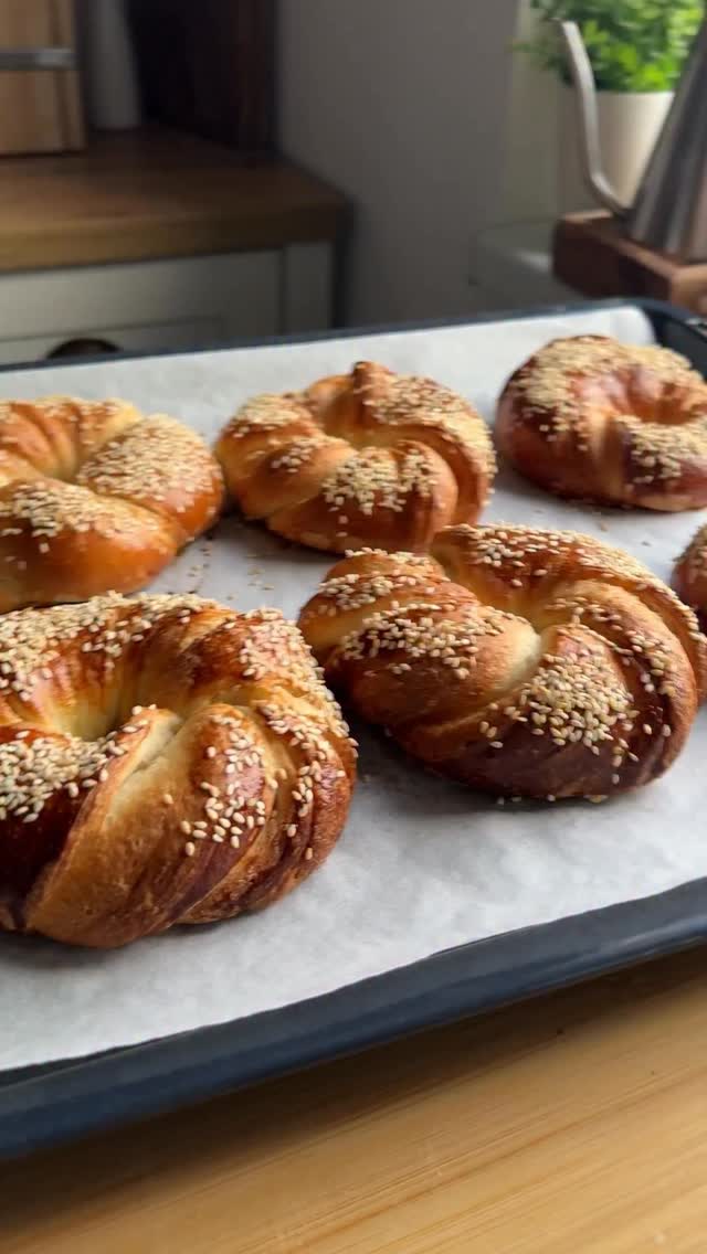 🟢Salvează rețeta de covrigi pufoși cu unt și susan. Sunt absolut delicioși, ușor de preparat și sunt perfecți la micul dejun.Ingrediente:
✅380 g făină
✅240 ml lapte călduț
✅7 g drojdie uscată
✅2 linguri de zahăr
✅1 linguriță sare
✅50 ml ulei de floarea soarelui
✅25 g unt moale
✅1 gălbenuș de ou
✅semințe de susanMod de preparare:1️⃣ Prima dată am amestecat făina cu drojdia uscată.
Am adăugat în bol lapte călduț, zahăr, ulei, făina și sarea.
2️⃣ Am mixat câteva minute , până când am obținut un aluat ușor de modelat și care nu se lipește. În funcție de făina folosită, dacă aluatul este prea moale, se mai poate adăuga 10-20 grame.
Am pudrat același bol cu puțină făină și am așezat aluatul în el. L-am acoperit și l-am lăsat la dospit până când și-a triplat volumul,
3️⃣L-am întins într-o foaie subțire pe care am uns-o cu unt moale.
Am împăturit apoi aluatul în 3, și l-am mai întins încă puțin.
4️⃣L-am tăiat în 6 bucăți egale pe care le-am răsucit și le-am aranjat în formă de coroniță.
5️⃣ Am lăsat covrigii să dospească încă jumătate de oră, acoperiți cu un prosop. Apoi i-am uns cu gălbenuș de ou, iar deasupra am presărat susan.
6️⃣I-am dat la cuptorul preîncălzit la 200° C până când s-au rumenit frumos.
Poftă bună!#baking #bakingfromscratch #bagel #sesame #easyrecipe #retetesimple #reteteculinare #retetesanatoase #healthyfood #healthy #recipes #paine #bagels #covrigi