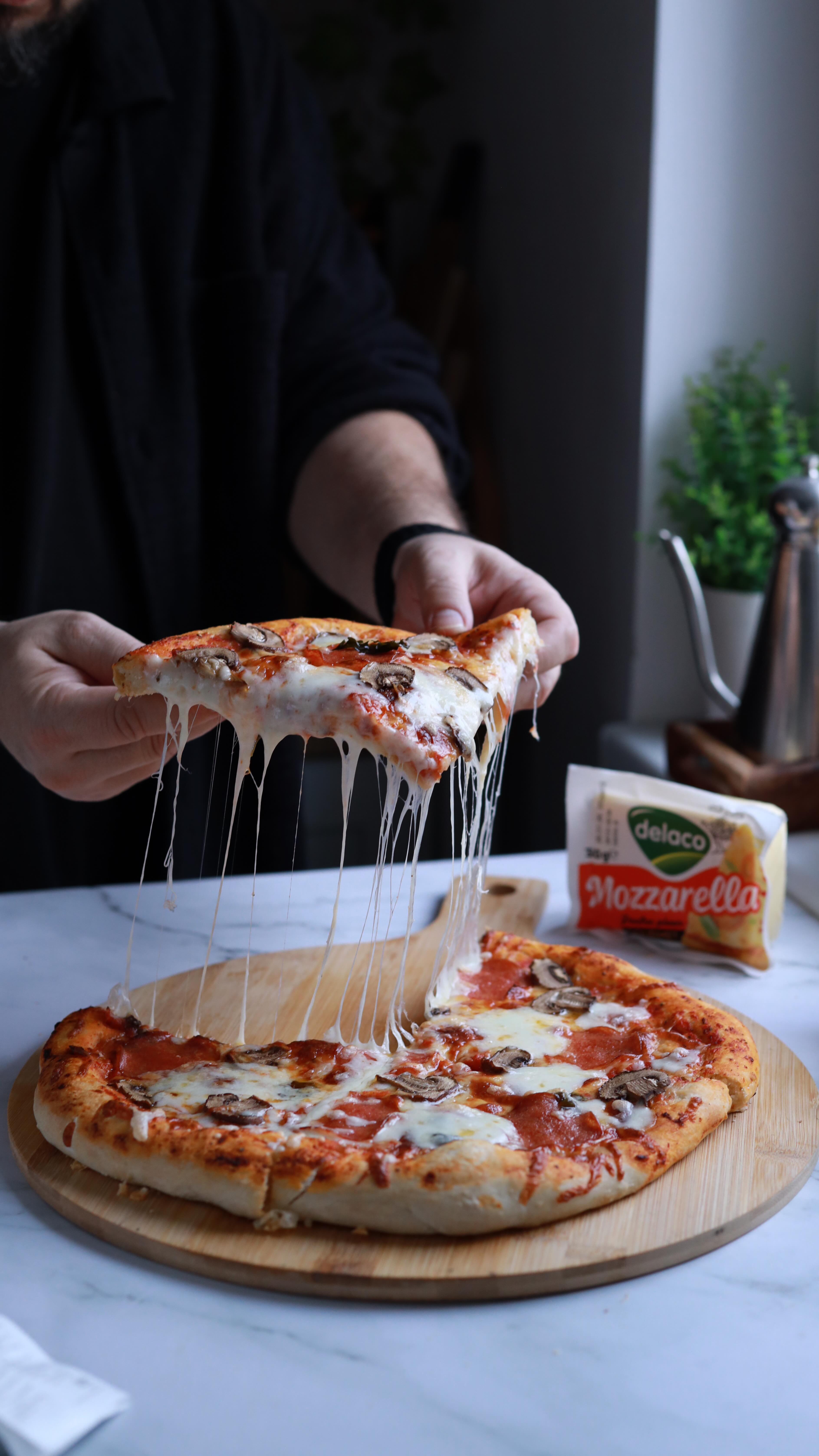 🍕 Rămâi până la final dacă vrei să vezi câți centimetri am reușit să întind mozzarella de pe pizza la #delacostretchchallenge
😅 La prima felie am obținut doar 20 cm. Dezamăgire. A doua încercare a mers mai bine. Întrebarea e: acesta să fie recordul sau putem mai mult?
📣 Dacă încercați și voi #DelacoStretchChallenge, puneți hashtag-ul să vedem cine bate recordul.**Ingrediente pentru aluat:**
• 500 g făină
• 7 g drojdie uscată
• 2 lingurițe sare
• 300 ml apă călduță
• 2 linguri ulei de măsline**Pentru topping:**
• 100 g sos de roșii
• Mozzarella Gourmet Delaco
• 7–8 felii salam
• 3–4 ciuperci proaspete
• Frunze de busuioc**Mod de preparare:**1. Amesteci făina cu drojdia uscată, apoi adaugi apa călduță, uleiul de măsline și sarea. Frămânți aluatul și îl lași la dospit până își dublează volumul.
2. Întinzi blatul și adaugi sosul de roșii + mozzarella Gourmet Delaco.
3. Din loc în loc pui salam și ciuperci.
4. Coci pizza la 200°C, cu ventilație, ~10 minute.🤍 Follow pentru mai multe idei delicioase!#retetesimple #retetesanatoase #retete #reteterapide #bucatarmaniac #pizza