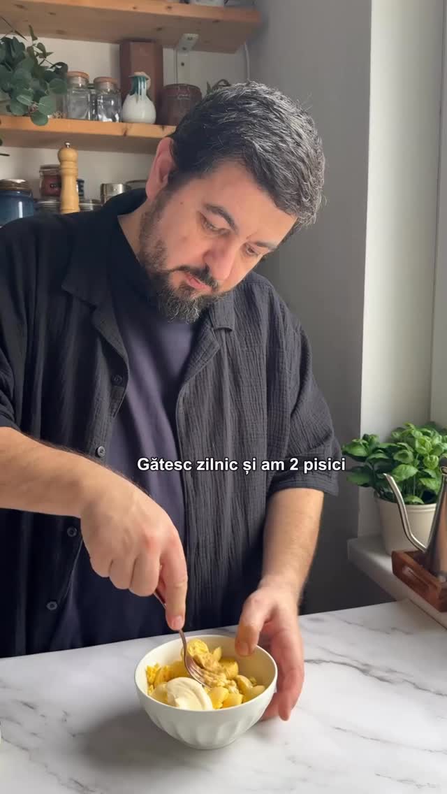 👉Foloseste codul BUCATAR pentru 20% reducere, in perioada 15-20 aprilie, pe rowenta.ro (ad)
(Link in profil)
👉 Gătesc zilnic și am 2 pisici, deci curățenia e practic non-stop 😅
Aveam nevoie de ceva rapid și eficient, așa că mi-am luat aspiratorul vertical ROWENTA X-Force Flex 16.60.
E cel mai nou și mai puternic aspirator vertical de la Rowenta, cu o putere mare de aspirare de 315 Air Watts și autonomie de până la 2 ore folosind aspiratorul de mana in modul eco, perfect pentru toată casa, dintr-o singură încărcare.
Îmi place că sunt mereu în control datorită sistemului Smart Control Display, unde vezi tot în timp real — baterie, moduri de aspirare, alerte.
Peria NEO de ultimă generație dotata cu tehnologie anti-incalcire si iluminare LED, așa că vezi praful în fiecare colț, iar în modul AUTO își ajustează singur puterea când trece de pe podea pe covor.
Cel mai tare mi se pare sistemul Flex — ajungi sub mobilă fără să te mai apleci.
Cu un singur click îl transformi în aspirator de mână, perfect pentru firimituri, canapea sau mașină — chiar și în locurile greu accesibile. Chiar și pentru tavan!
Are și perie specială pentru părul de animale (foarte important la mine 🐱) și accesorii pentru tapițerii sau spații înguste.
În studio spăl des pe jos și aici mă ajută capătul Aerospin Aqua — aspiră și spală în același timp murdăria uscată de pe podelele dure. Super util când gătesc mult.
👉 Este genul de produs pe care îl folosești zilnic fără să-ți dai seama cât de mult te ajută. Am uitat să vă spun că e fabricat în Franța.
Follow pentru mai multe rețete… și viața reală de content creator cu două pisici 😄#rowentaromania #xforceflex1660