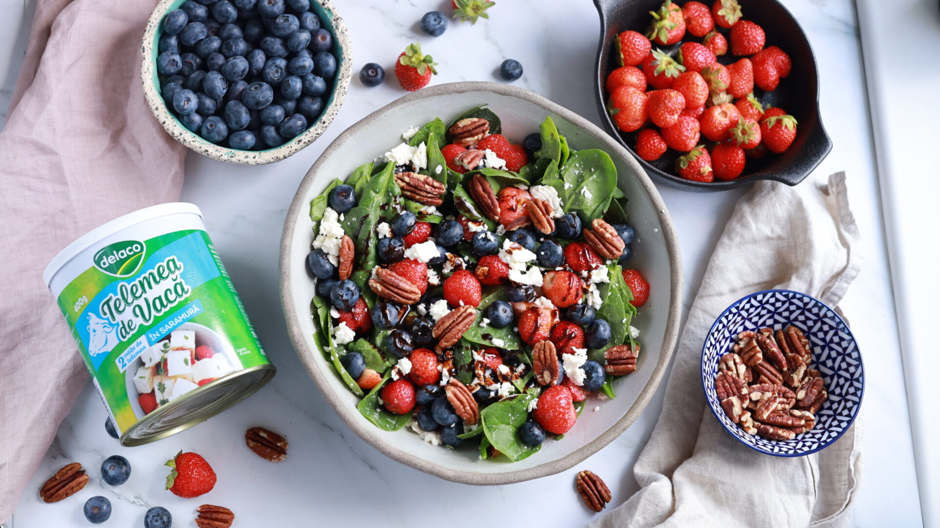 Salată de vară cu spanac, căpșuni, afine și telemea