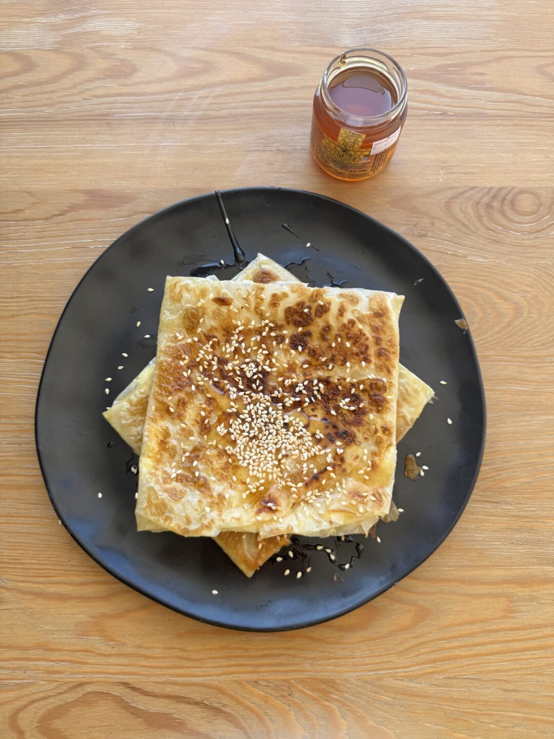 Plăcintă cu feta și miere la tigaie