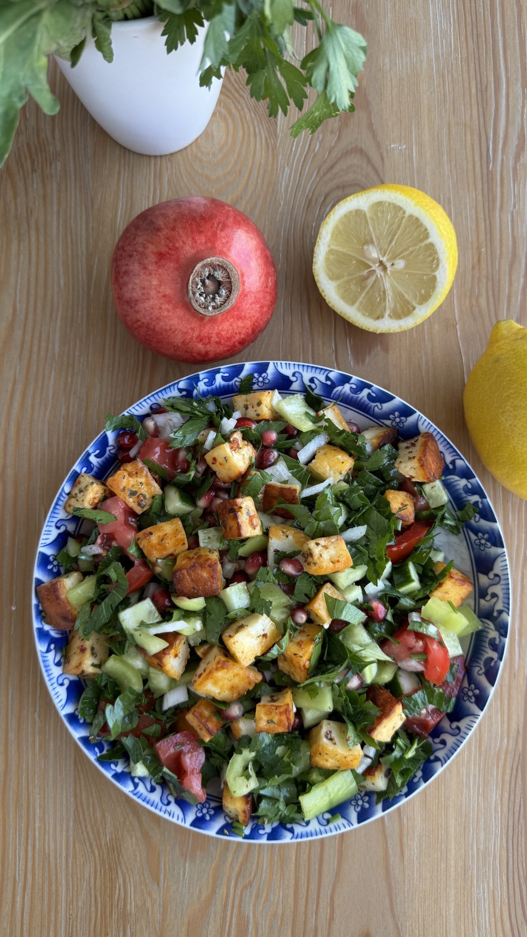 Salată grecească cu halloumi prăjit și rodii