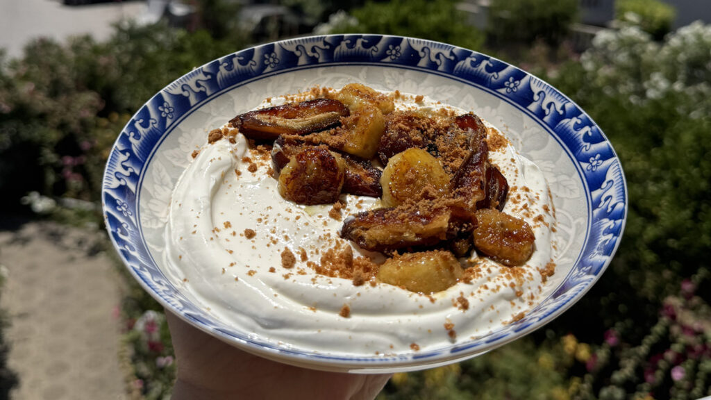 Curmale prăjite cu iaurt grecesc și banane caramelizate – desert sănătos, gata în 5 minute, cu ingrediente simple și gust spectaculos.