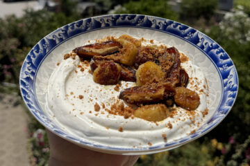 Curmale prăjite cu iaurt grecesc și banane caramelizate – desert sănătos, gata în 5 minute, cu ingrediente simple și gust spectaculos.