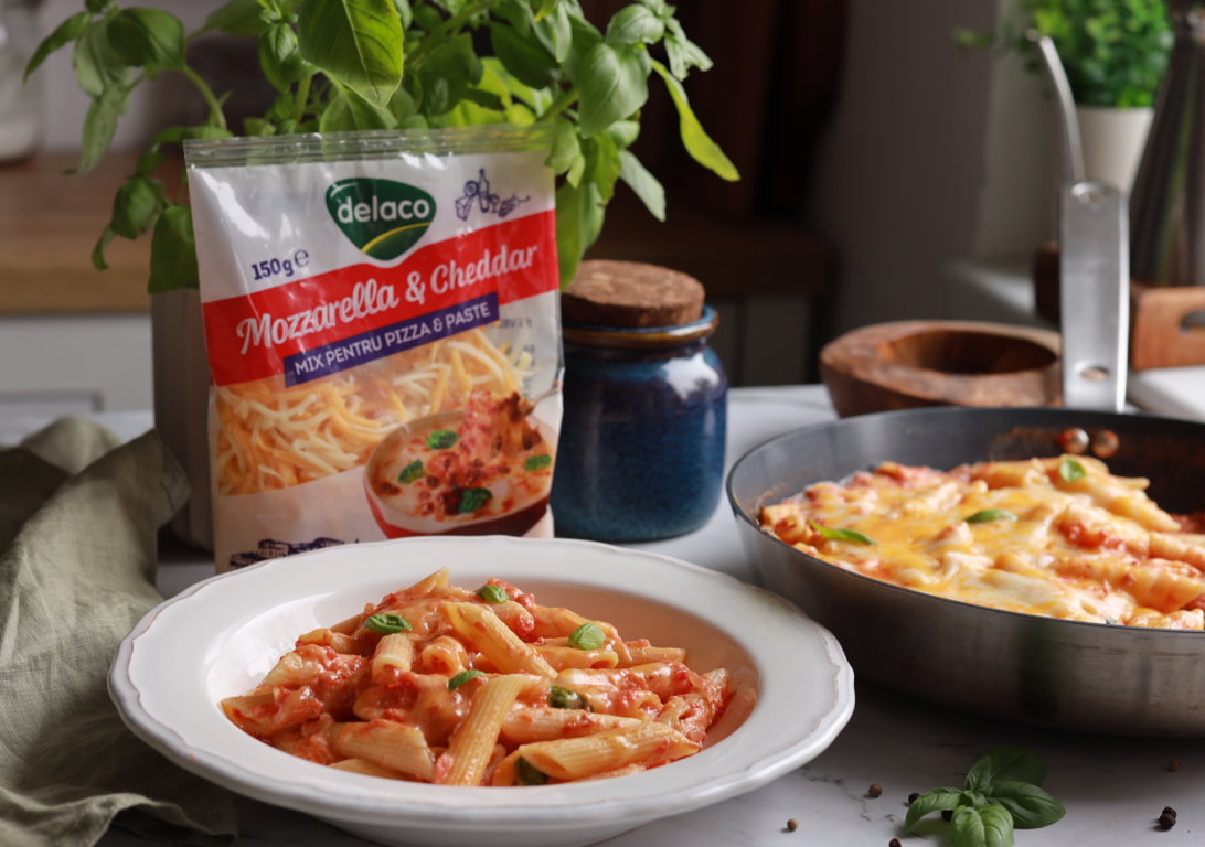 Paste cu sos de roșii, mozzarella și cheddar