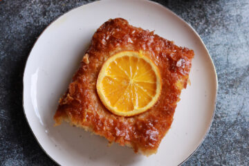 Portokalopita, prăjitura grecească cu portocale – rețetă simplă și aromată, perfectă pentru iubitorii de deserturi însiropate.