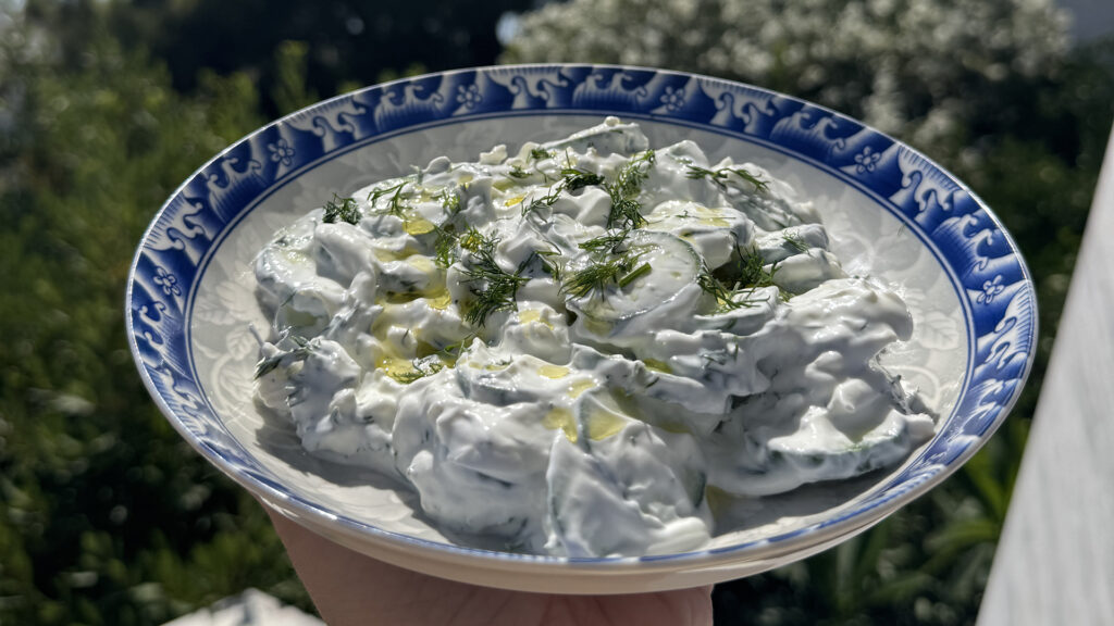 Salată de castraveți cu iaurt grecesc și feta, mai bună decât tzatziki – rețetă rapidă, cremoasă și perfectă pentru vară.