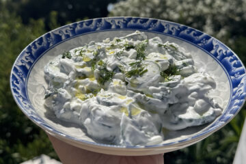 Salată de castraveți cu iaurt grecesc și feta, mai bună decât tzatziki – rețetă rapidă, cremoasă și perfectă pentru vară.