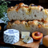 Am făcut cea mai pufoasă focaccia fără frământare, iar deasupra am pus blue cheese și felii de piersici! Nu pot să vă descriu cât de bună a ieșit!