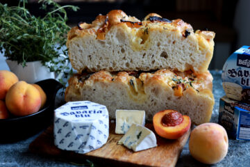Am făcut cea mai pufoasă focaccia fără frământare, iar deasupra am pus blue cheese și felii de piersici! Nu pot să vă descriu cât de bună a ieșit!