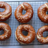 Rețetă autentică de pretzel bagels – covrigi bavarezi pufoși, cu crustă aurie și gust inconfundabil, pregătiți acasă ușor și rapid.