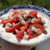 Gustare mediteraneană cu iaurt grecesc, roșii și feta – rețetă rapidă de vară