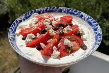 Gustare mediteraneană cu iaurt grecesc, roșii și feta – rețetă rapidă de vară
