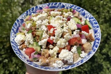 Salată grecească cu linte – o rețetă rapidă, sănătoasă și plină de proteine, perfectă pentru mesele de vară.