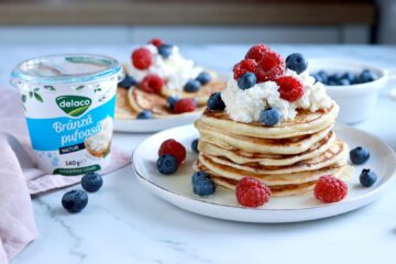 Oladi – clătite pufoase rusești, servite cu Brânză Pufoasă Delaco și fructe de pădure. O rețetă rapidă și delicioasă pentru micul dejun sau desert.