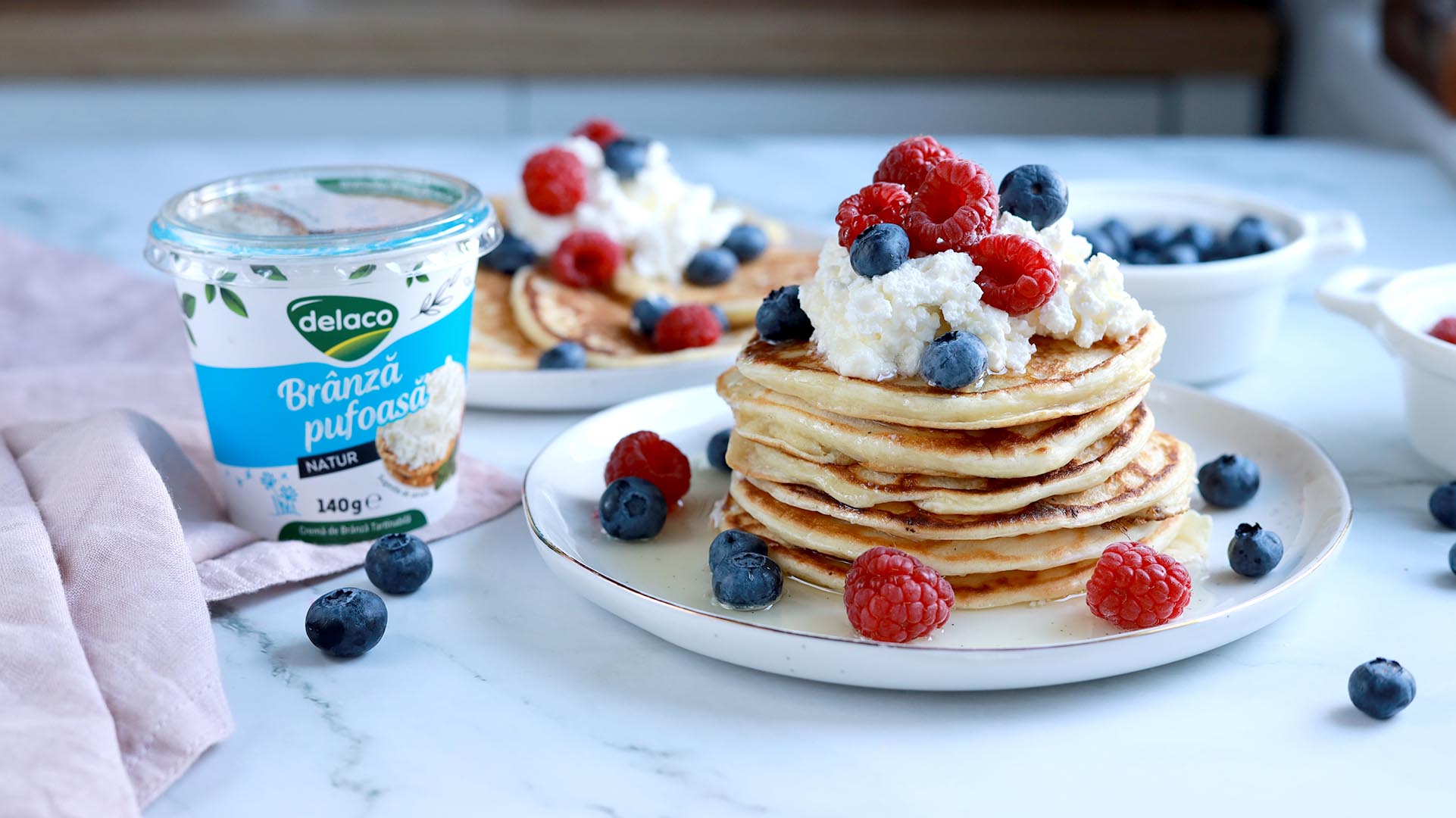 Oladi – clătite pufoase cu brânză Delaco și fructe
