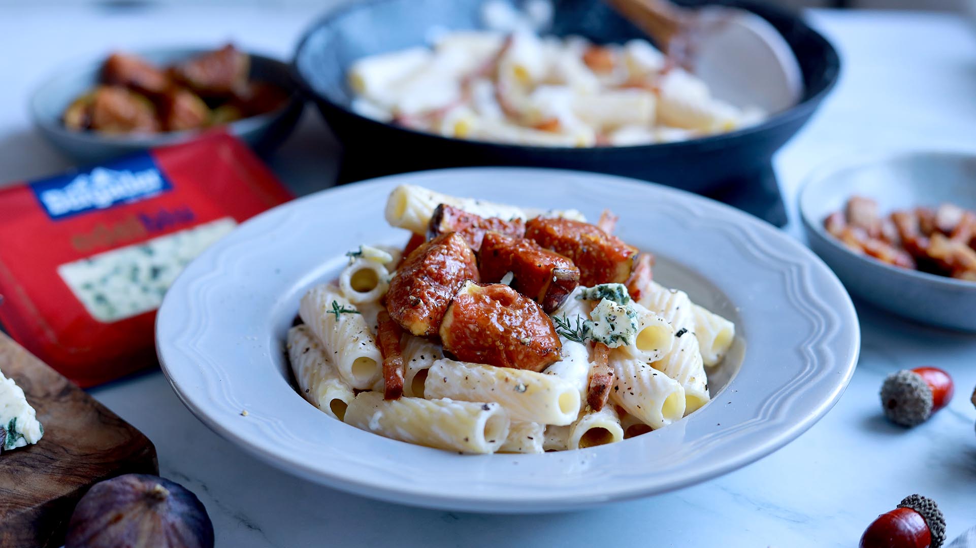 Paste cu sos de brânză și smochine caramelizate