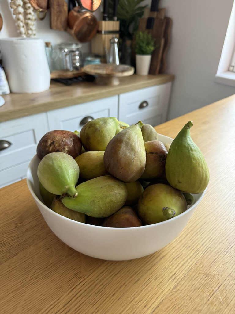 Gem de smochine de casă, rețetă tradițională cu zahăr redus. Află secretul pentru un gem parfumat, nelipicios și perfect pentru cămară.