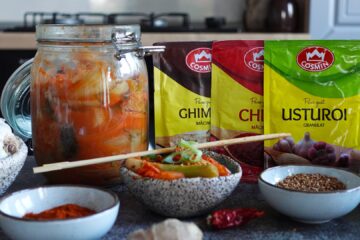 Kimchi coreean tradițional – rețetă simplă de făcut acasă, pas cu pas, cu varză chinezească, condimente Cosmin și fermentare naturală.