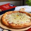 Pizza Quattro Formaggi – rețetă italiană autentică cu patru brânzeturi de calitate: Edelblu Bergader, mozzarella, scamorza și parmezan.