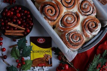 Cinnamon rolls de casă pufoase, cu scorțișoară, ghimbir și cremă fină de mascarpone – rețetă simplă, perfectă pentru dimineți lente.