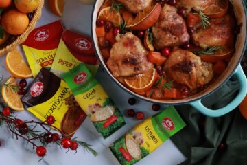 Pulpe de pui la cuptor cu portocale, merișoare, cartofi dulci și morcovi – rețetă aromată, simplă, perfectă pentru mesele festive.
