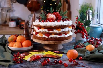 Tort de turtă dulce cu cremă fină și fructe – rețetă simplă, aromată, perfectă pentru Crăciun și mesele festive.