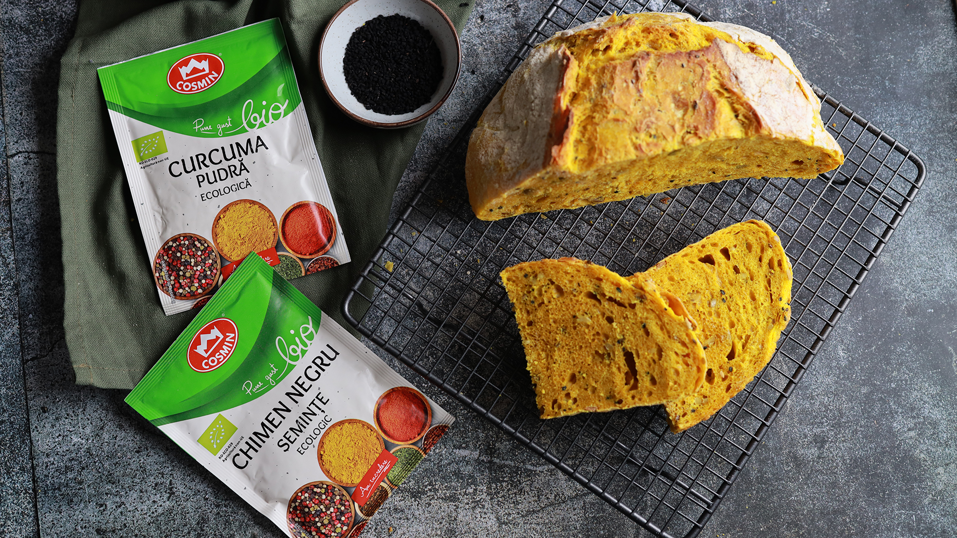 Paine fara framantare cu turmeric si seminte