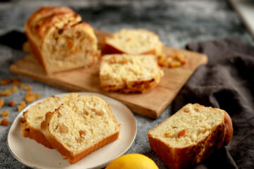 Babka cu brânză și stafide, rețetă pufoasă și aromată pentru Paște. Desert tradițional ușor de făcut, cu aluat dospit și umplutură cremoasă.