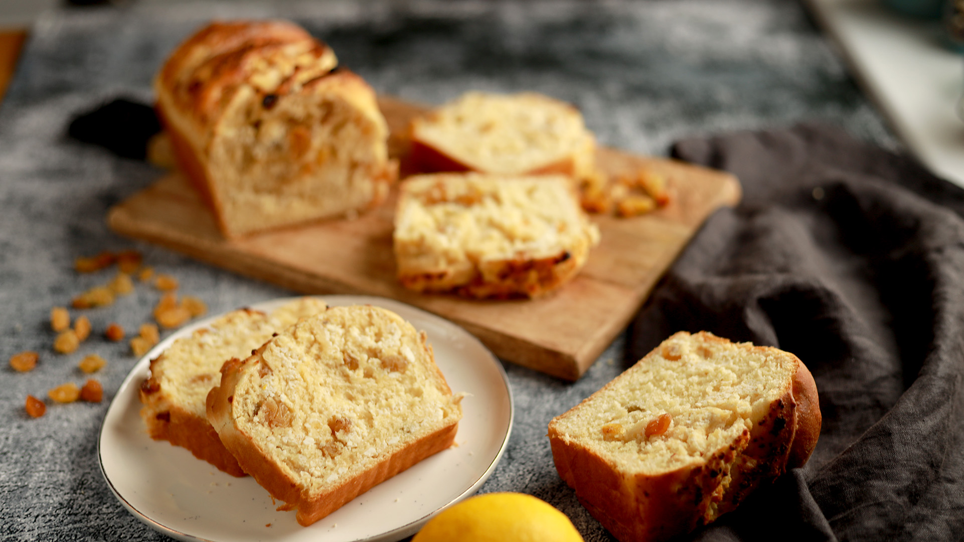 Babka cu branza si stafide pufoasa