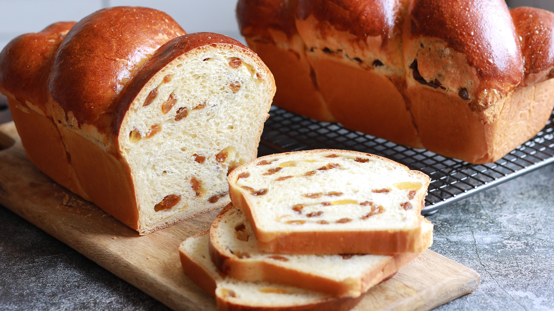 Cozonac pufos cu stafide si ciocolata