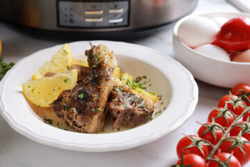 Miel lemonato cu cartofi, rețetă grecească simplă și aromată. Friptură fragedă la slow cooker, perfectă pentru masa de Paște.